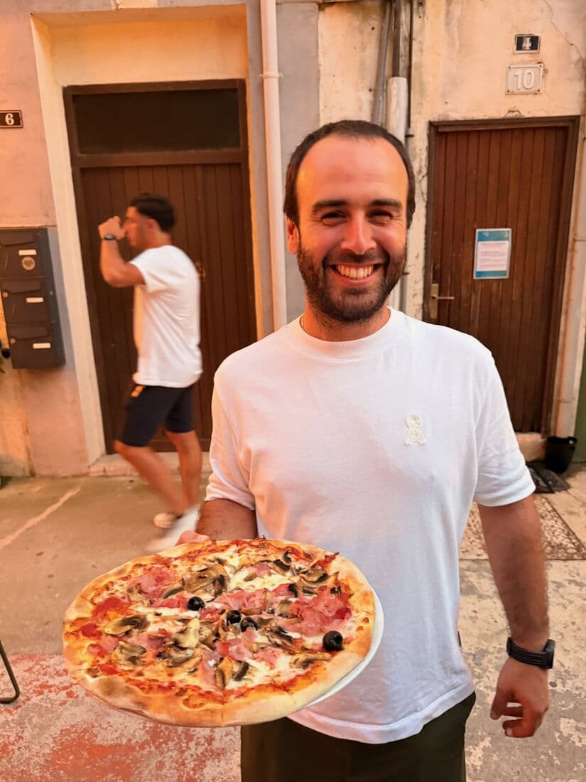 Michel et l'une de nos pizze
