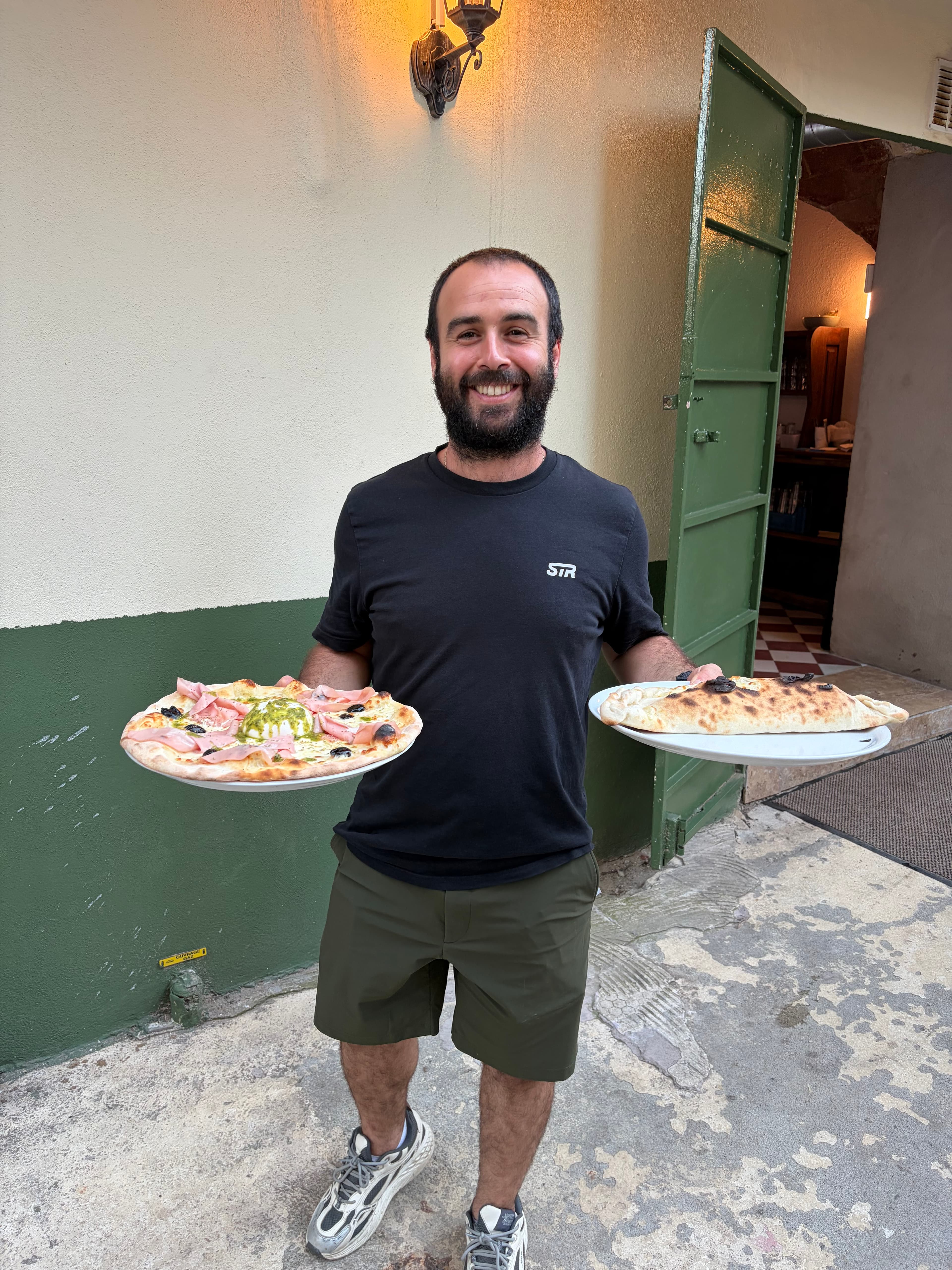 Au comptoir, une Calzone et une Mortadella